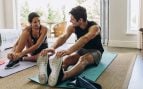 Una pareja entrena en casa, decathlon