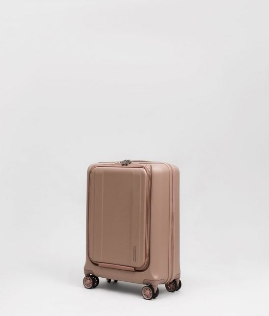maleta de Paco Martínez con compartimento para el portátil que no debe faltar en tus viajes