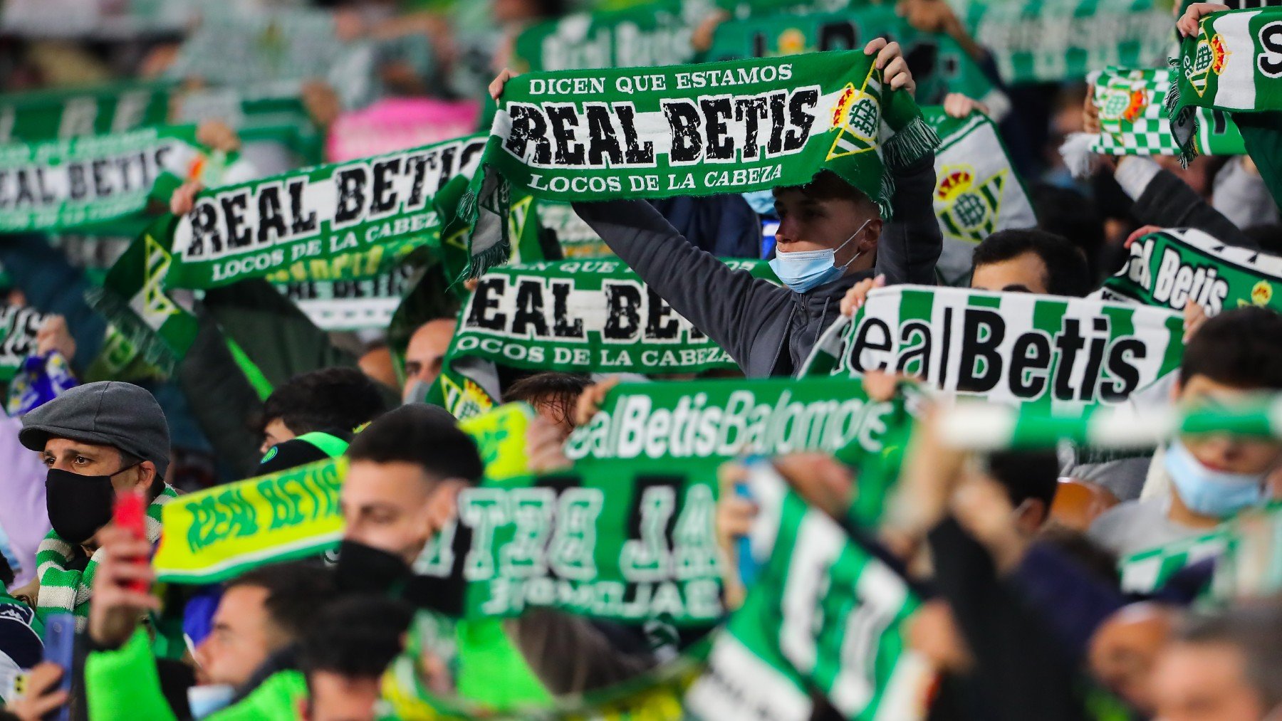 Aficionados del Betis en la grada del Villamarín. (AFP)