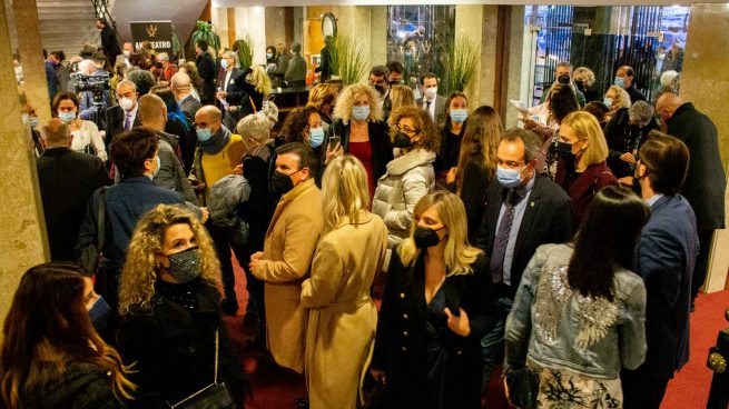 Los invitados en la Gala de Onda Cero tras la finalización del acto.,