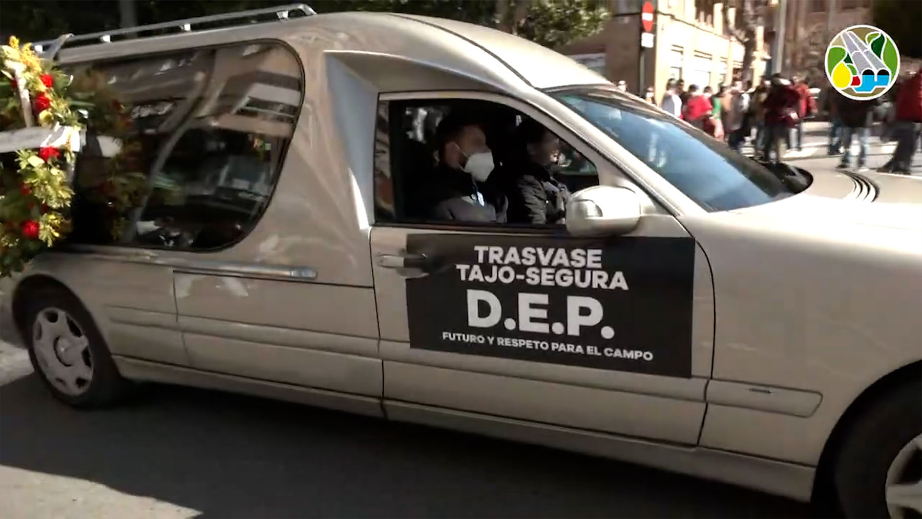 Un coche fúnebre con corona en la manifestación agrícola.