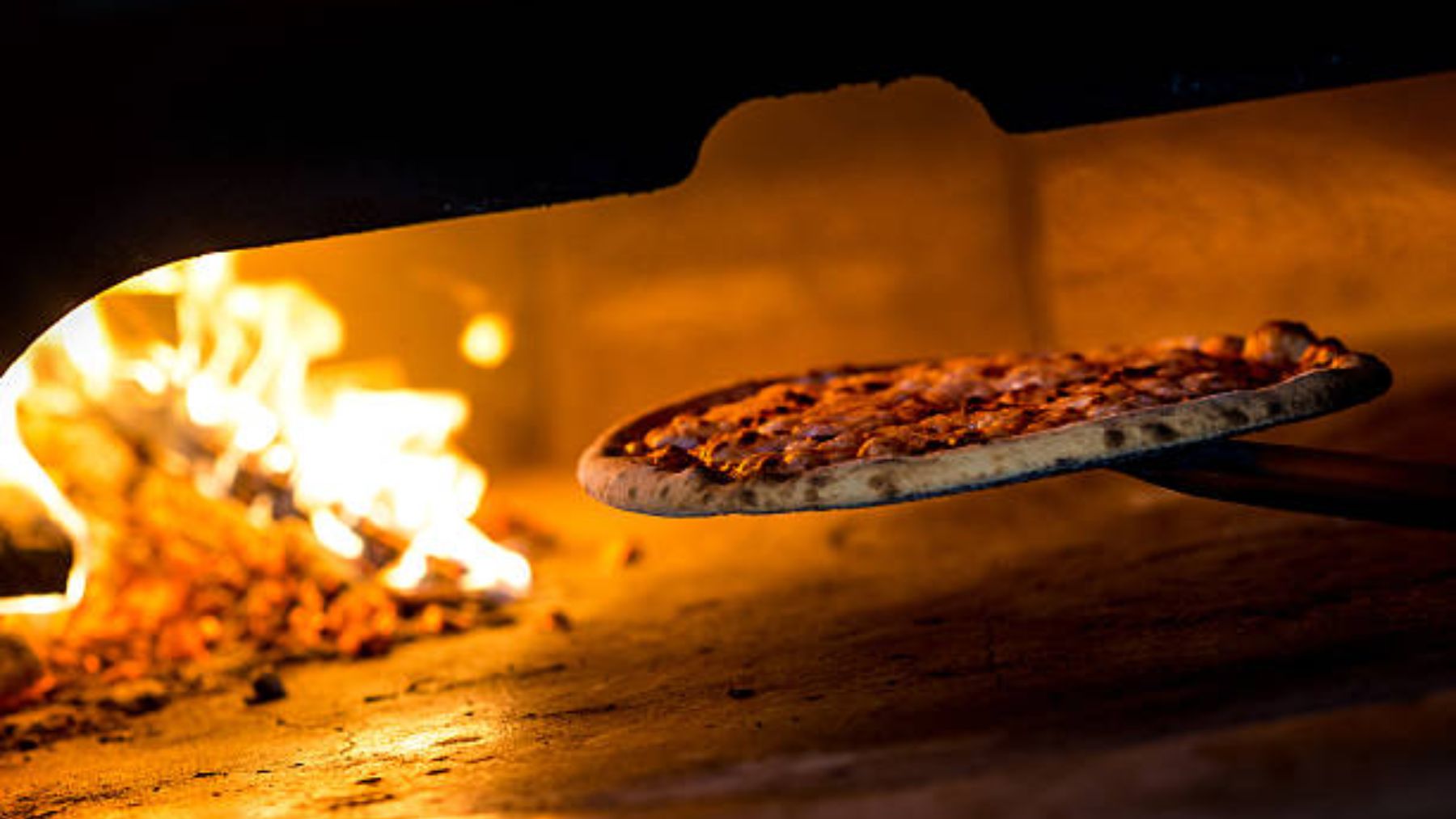 El horno de leña que se vende en , permite preparar pizzas