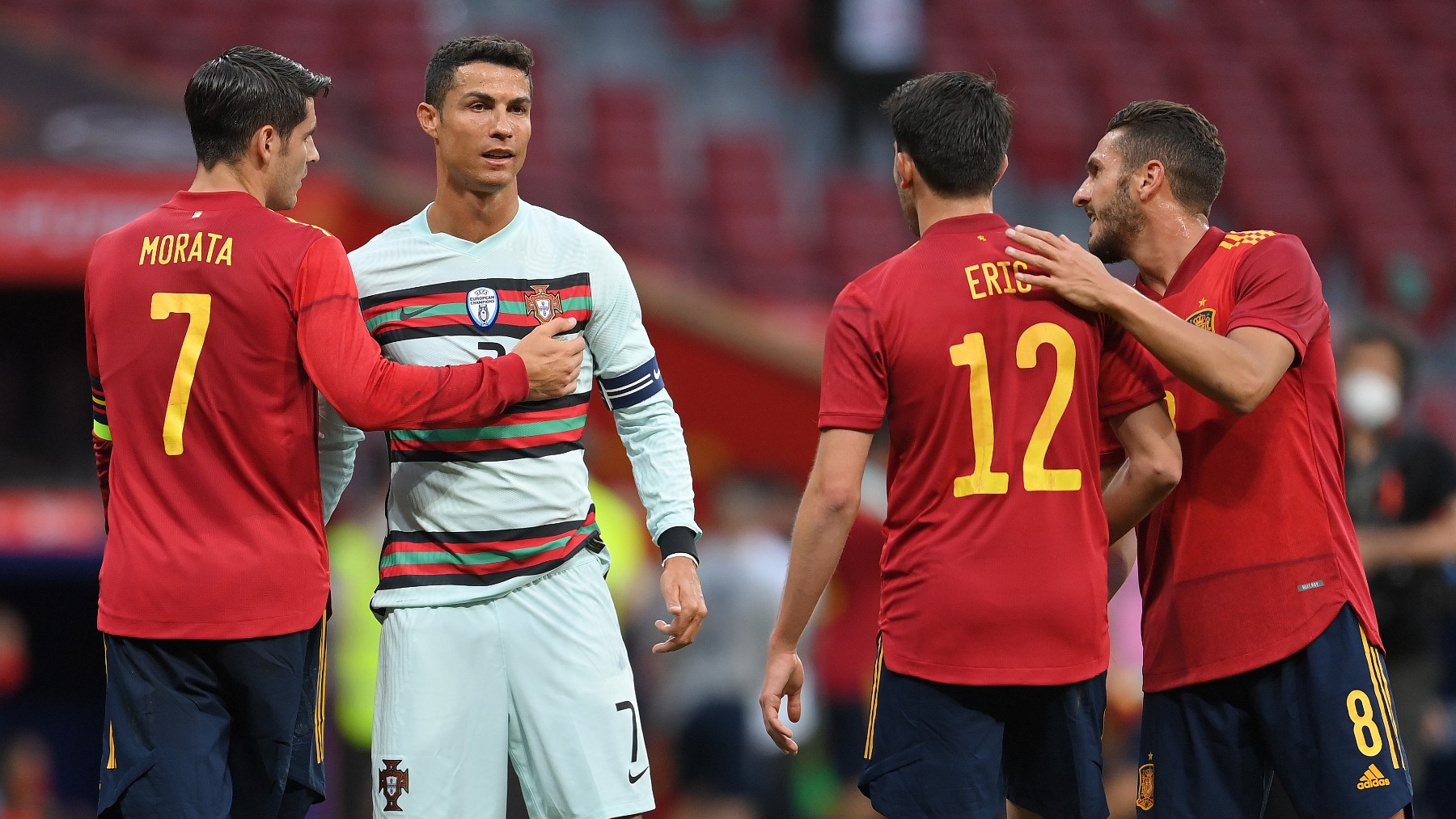 Morata, Eric García y Koke charlan con Cristiano durante el España-Portugal disputado en el Wanda. (Getty)