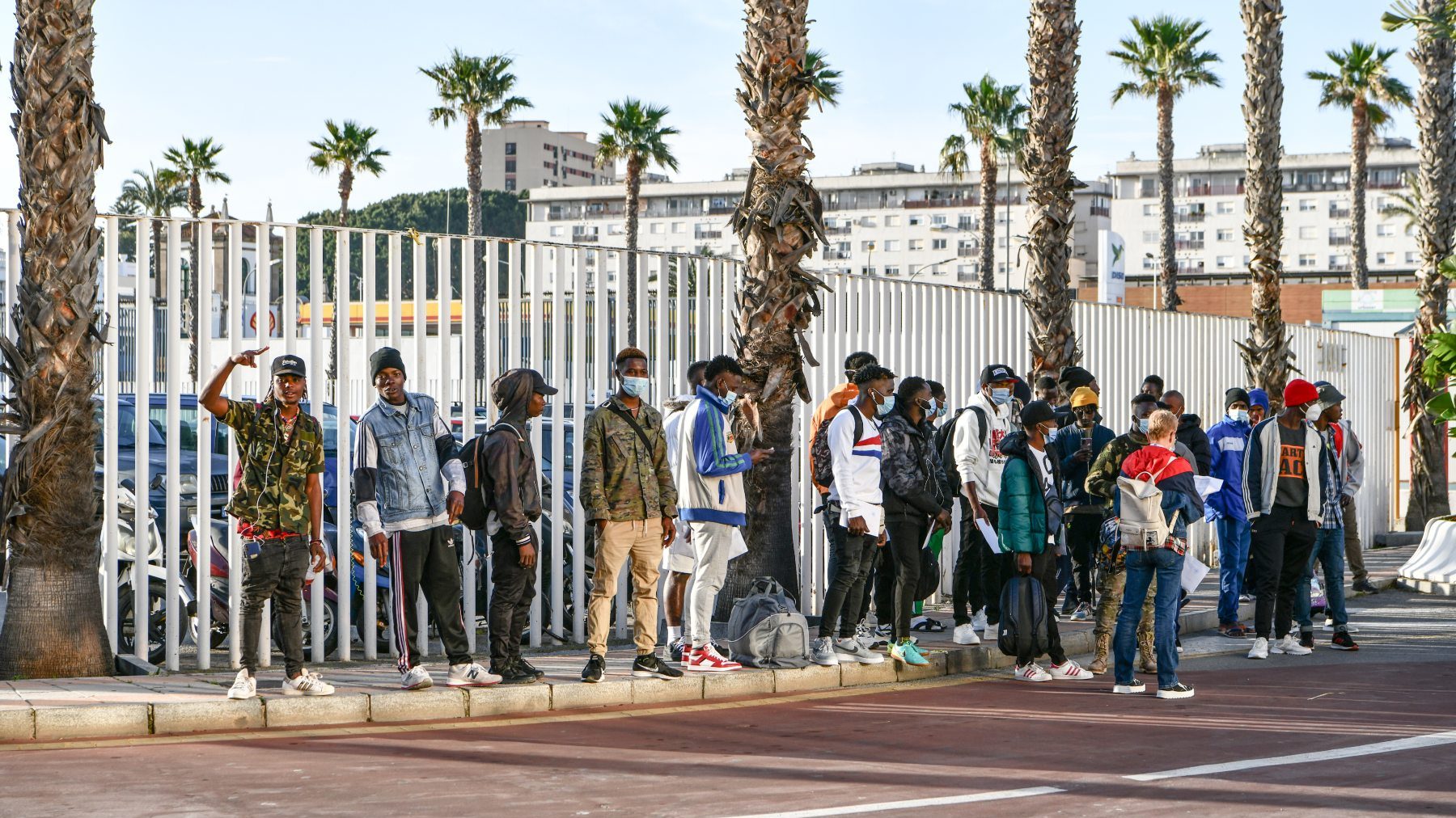 Un grupo de inmigrantes hacen cola en el Puerto de Ceuta para dirigirse a la Península (ANTONIO SEMPERE / EUROPA PRESS).