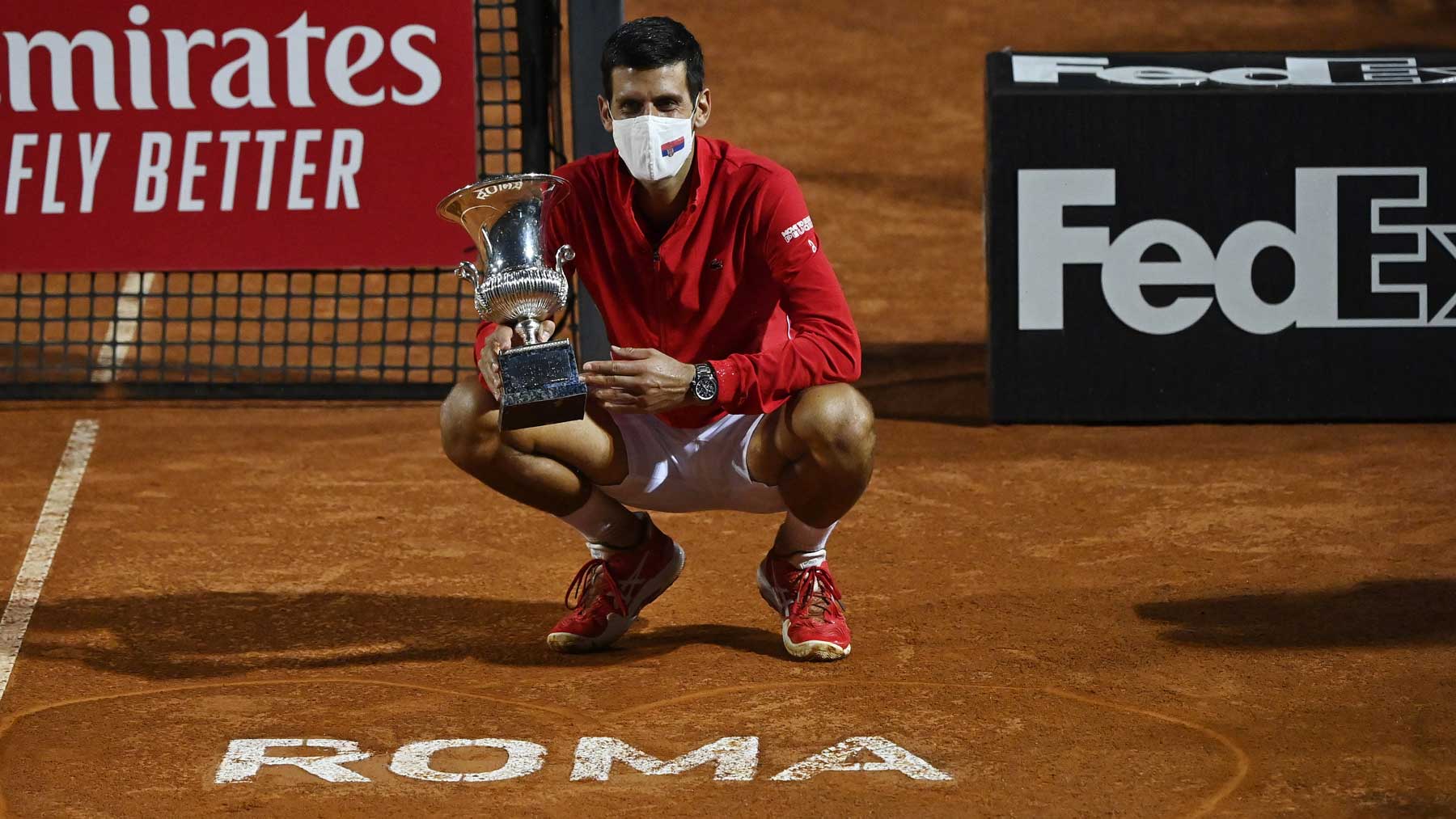 Novak Djokovic posa con el título de campeón en el Masters 1000 de Roma en la edición de 2020 (Getty)