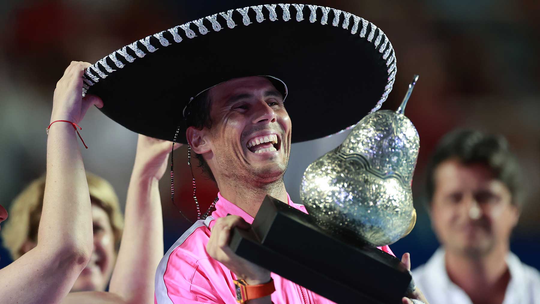 Nadal posa con el título de campeón en Acapulco en 2020 (Getty)