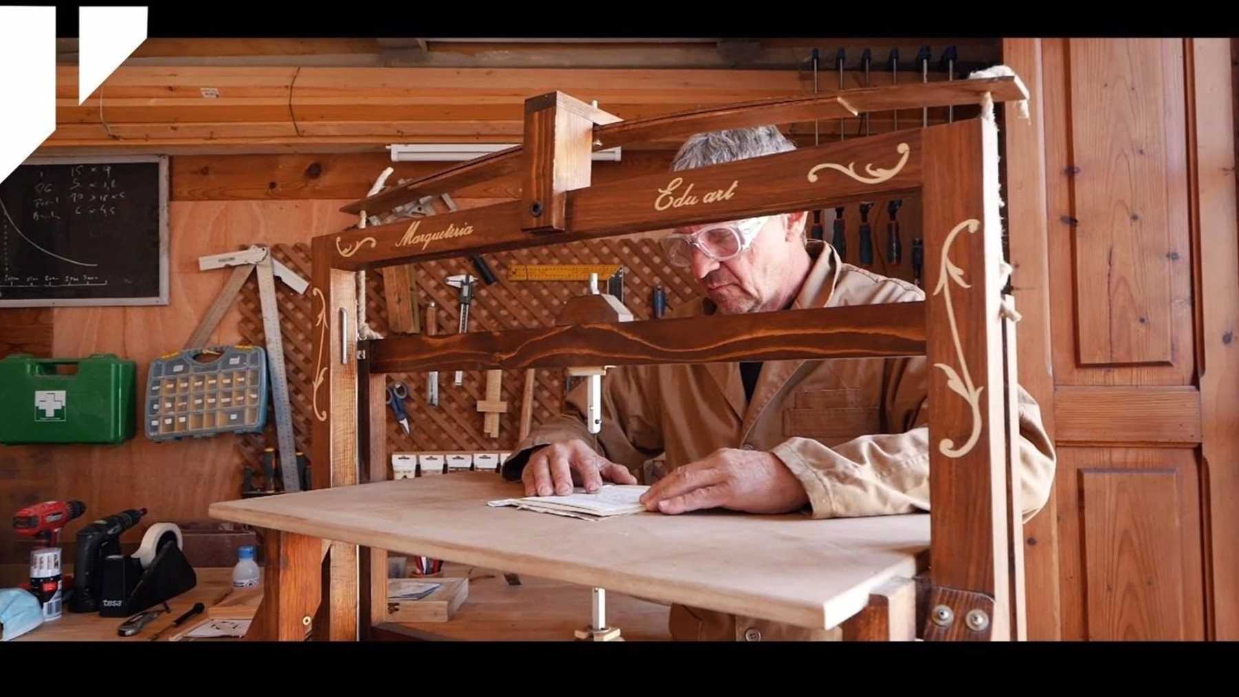 Un artesano de Mallorca en su taller.