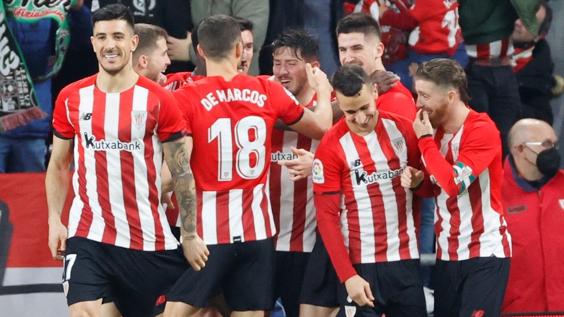 Los jugadores del Athletic celebran un gol en el derbi. (EFE)