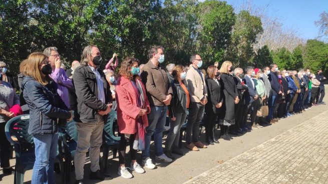 El alcalde de Palma, José Hila, el conseller Juan Pedro Yllanes y dirigentes delos partidos de izquierda, este domingo, en el Muro de la Memoria. en el hom