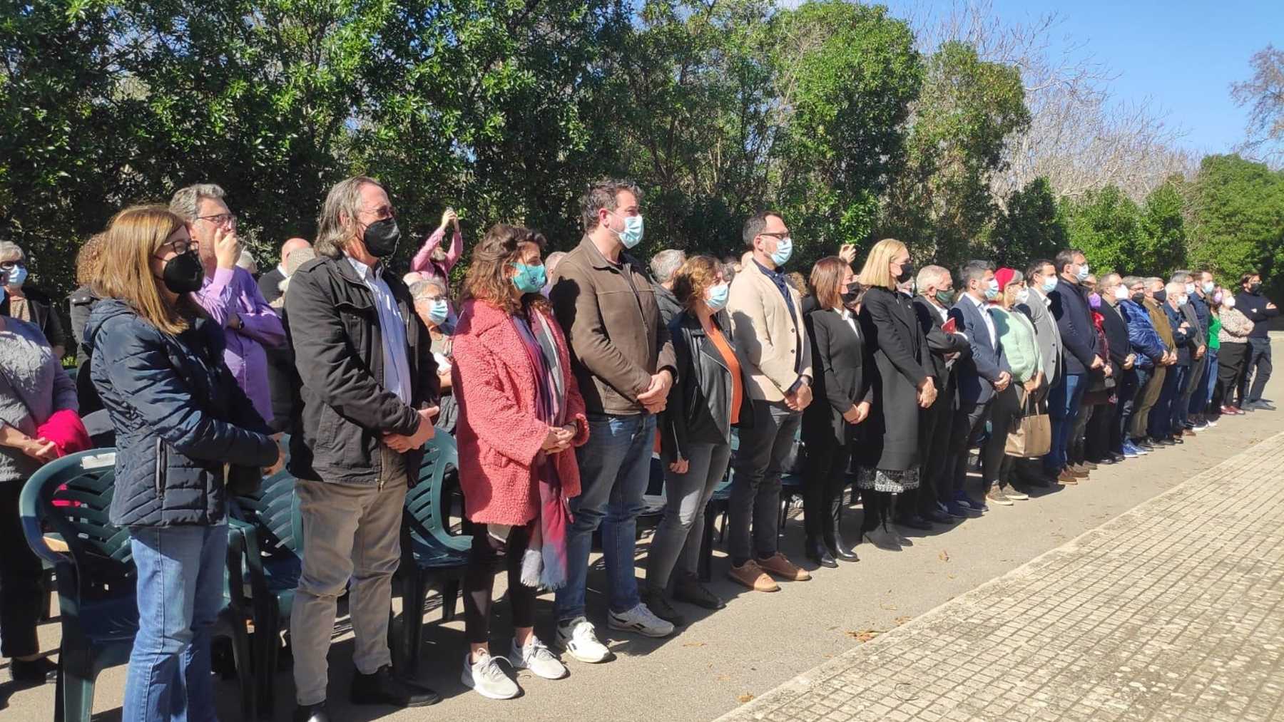 El alcalde de Palma, José Hila, el conseller Juan Pedro Yllanes y dirigentes de los partidos de izquierda, este domingo, en el Muro de la Memoria.