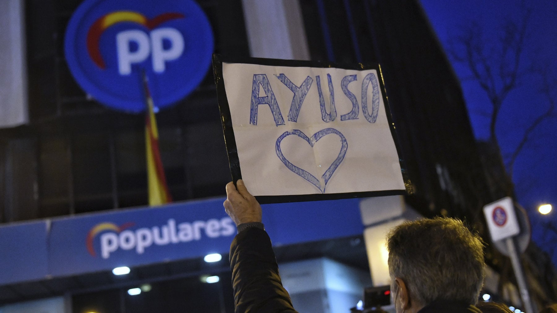 Uno de los carteles en apoyo de Ayuso que se han exhibido estos días ante la sede de Génova.