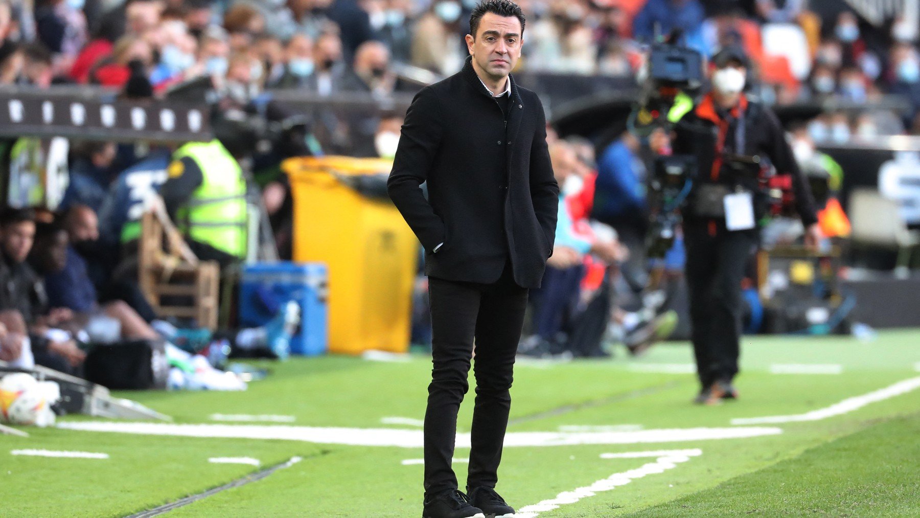 Xavi Hernández da instrucciones en Mestalla. (AFP)