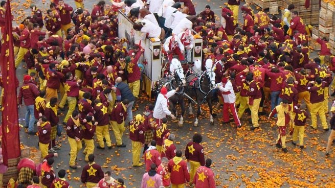 La batalla de las naranjas: una tradicional fiesta de Carnaval en Italia