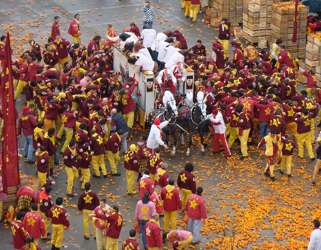La batalla de las naranjas: una tradicional fiesta de Carnaval en Italia
