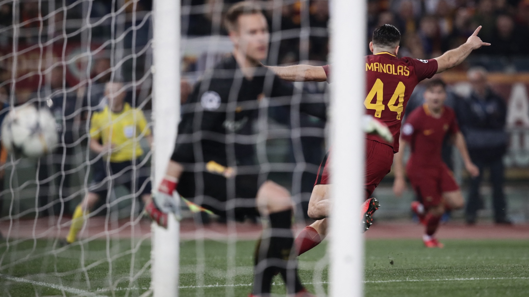 Kostas Manolas celebra el gol que supuso la eliminación del Barça en Roma en la Champions 17/18. (AFP)