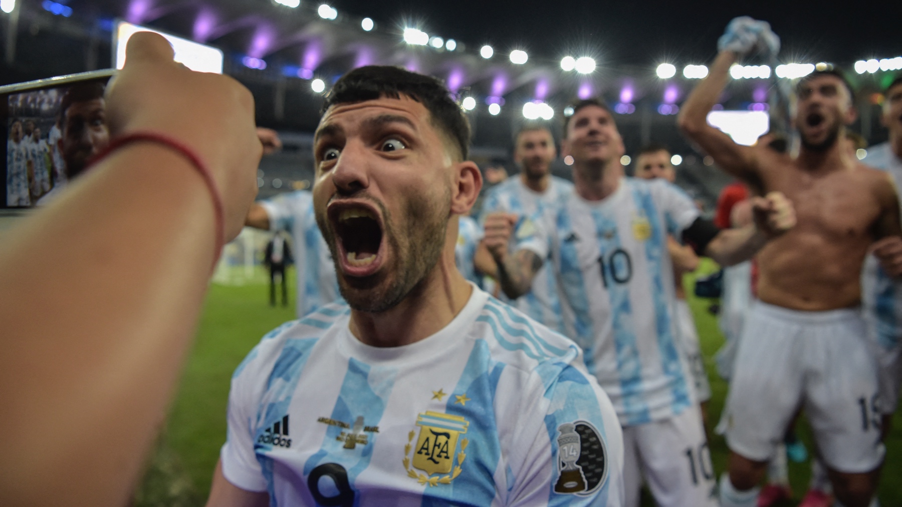 El Kun Agüero celebra la Copa América con Argentina. (AFP)
