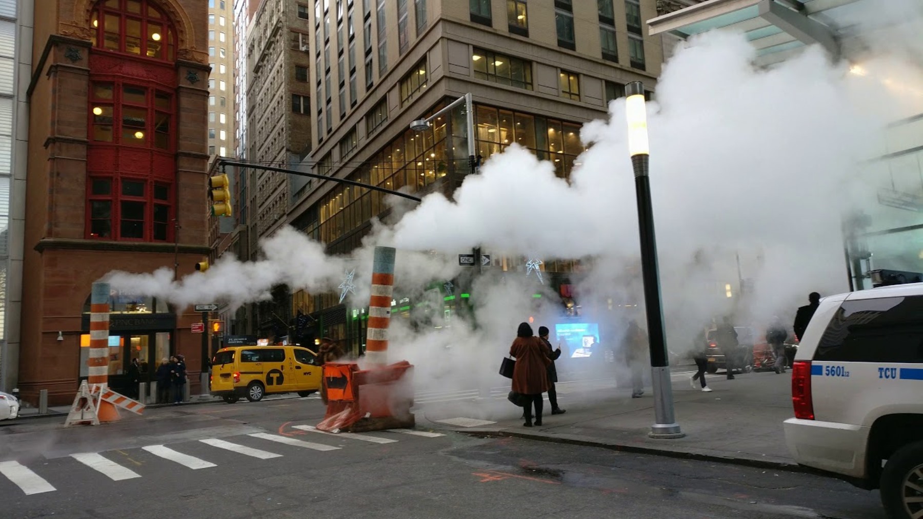 ¿Por qué sale humo de las alcantarillas de las calles de Nueva York?