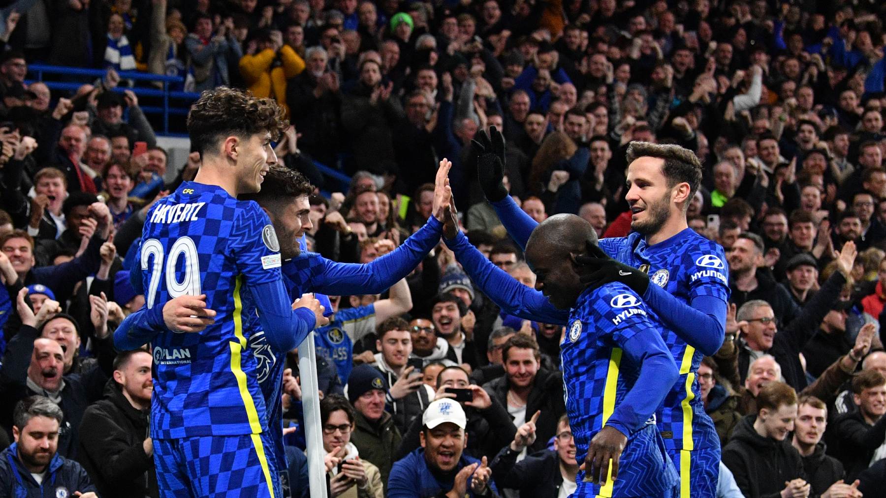 Los jugadores del Chelsea celebran un gol al Lille. (AFP)