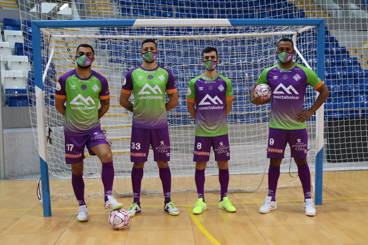 Diego Nunes, Cainan, Eloy Rojas e Higor posan con las nuevas camisetas del Palma Futsal para la Supercopa