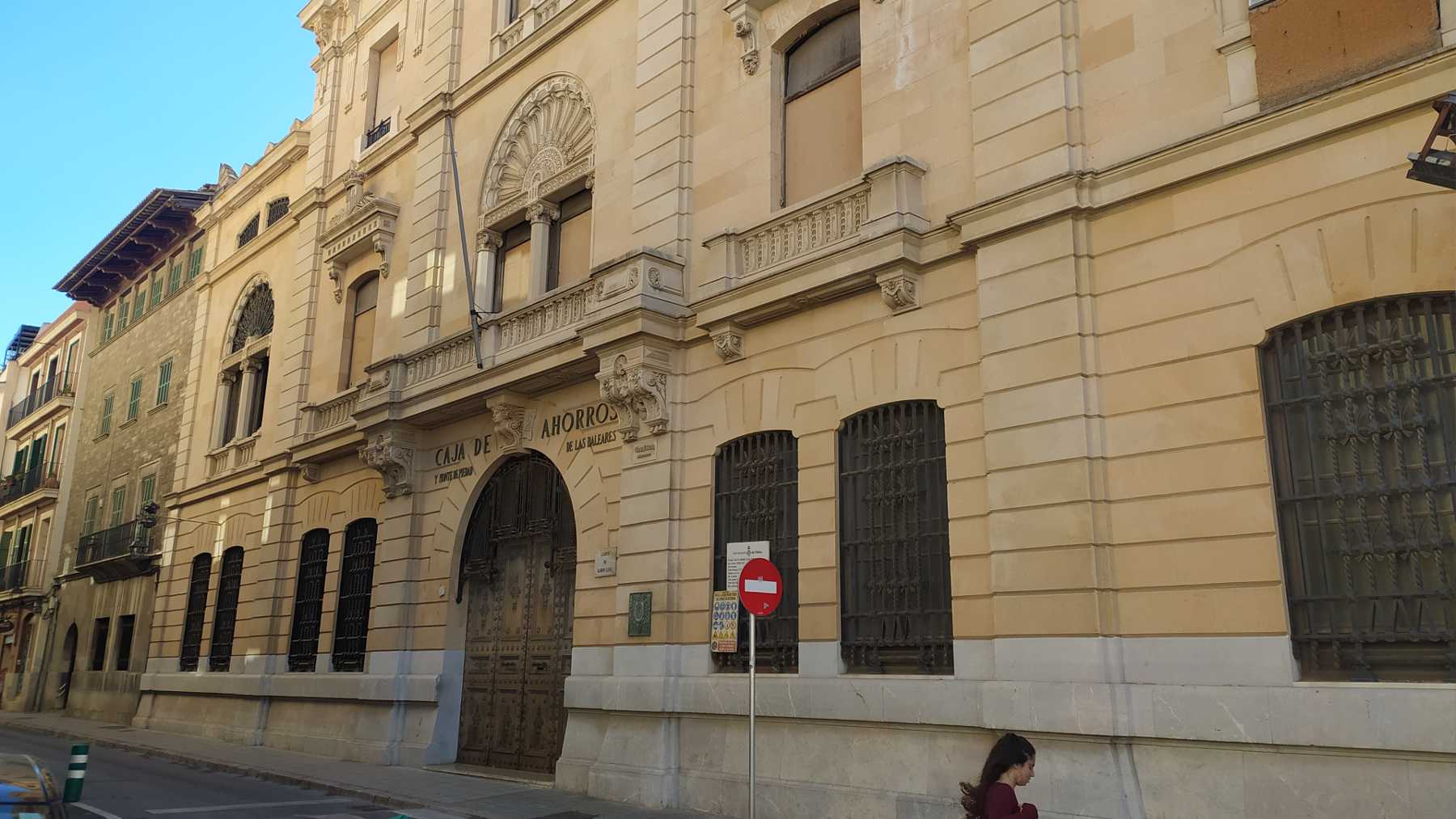 Edificio de la calle Ramon Llull de Palma que albergó la Caja de Ahorros  y Monte de Piedad de Baleares, Sa Nostra.