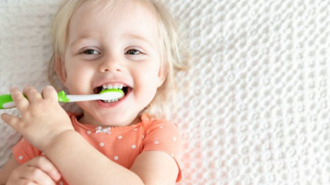 niño cepillado dientes
