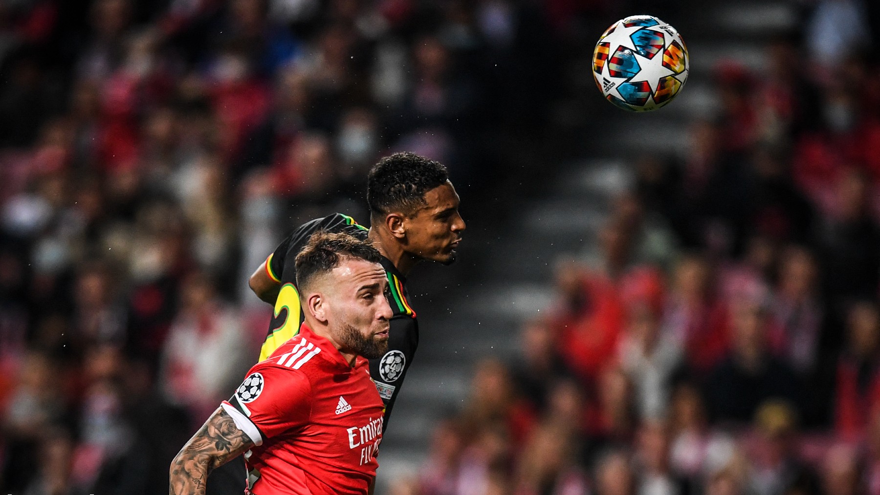 Haller y Otamendi pelean por un balón. (AFP)