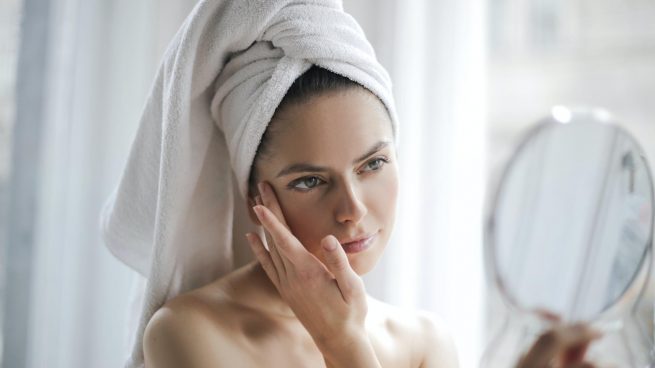 Las bases para cuidar el acné adulto