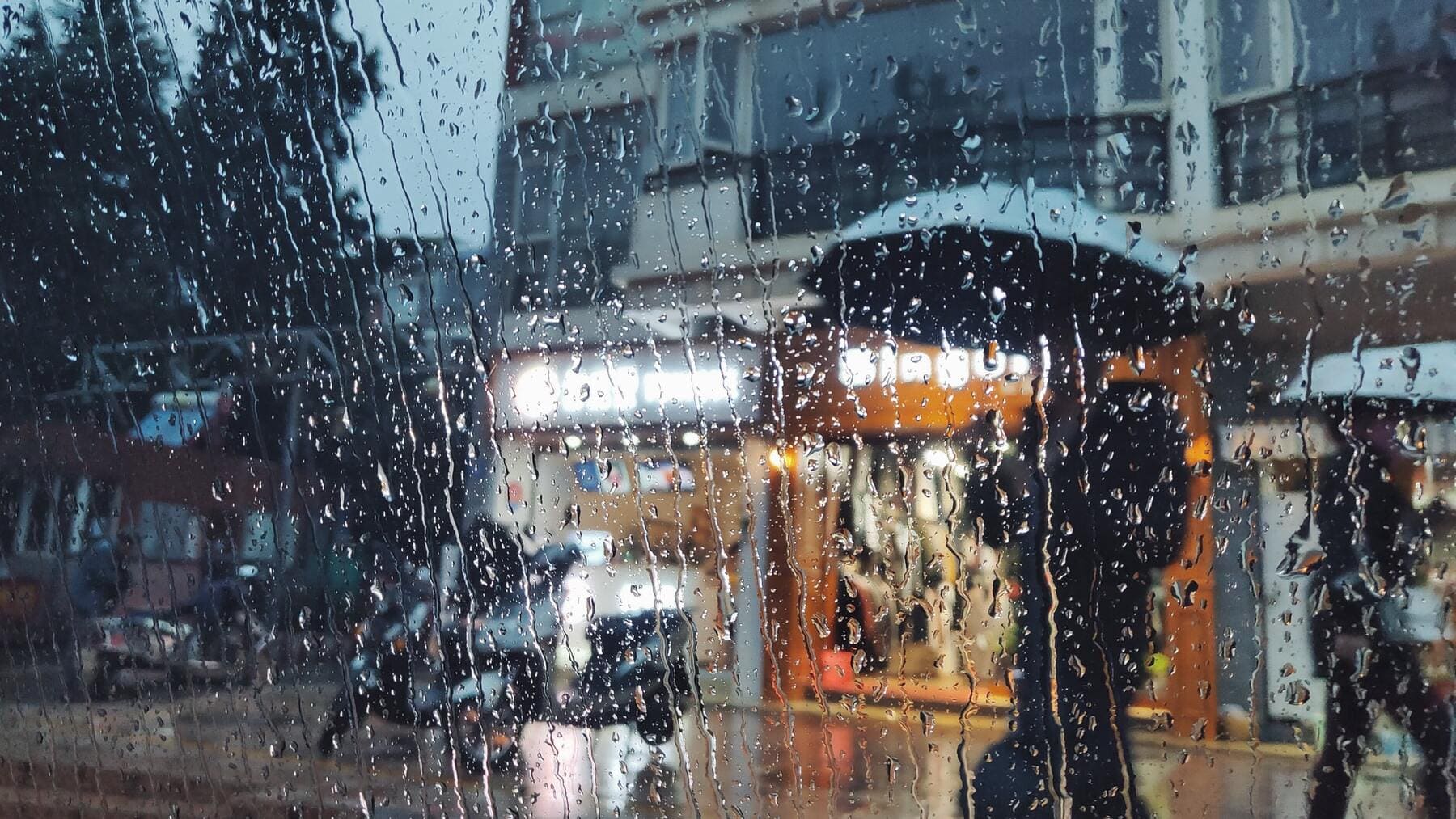 Imagen de archivo de gente bajo la lluvia