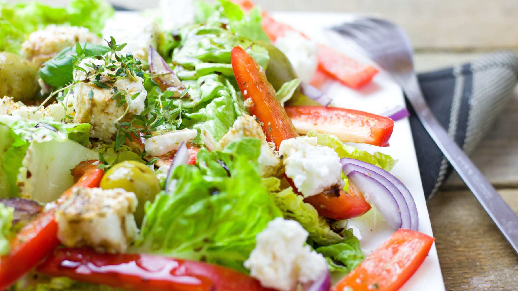 Ensalada con queso y aguacate