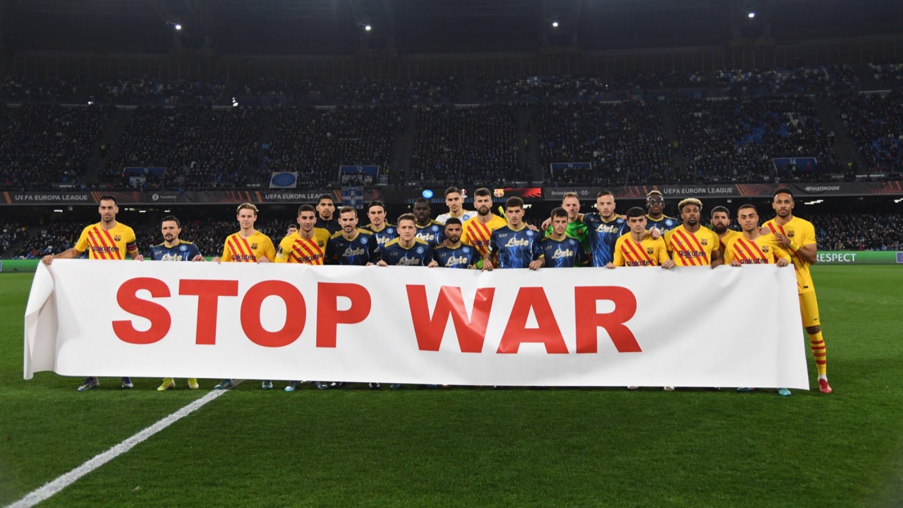 Los jugadores de Nápoles y Barcelona sostienen la pancarta con el mensaje ‘STOP WAR’. (Foto: Nápoles)