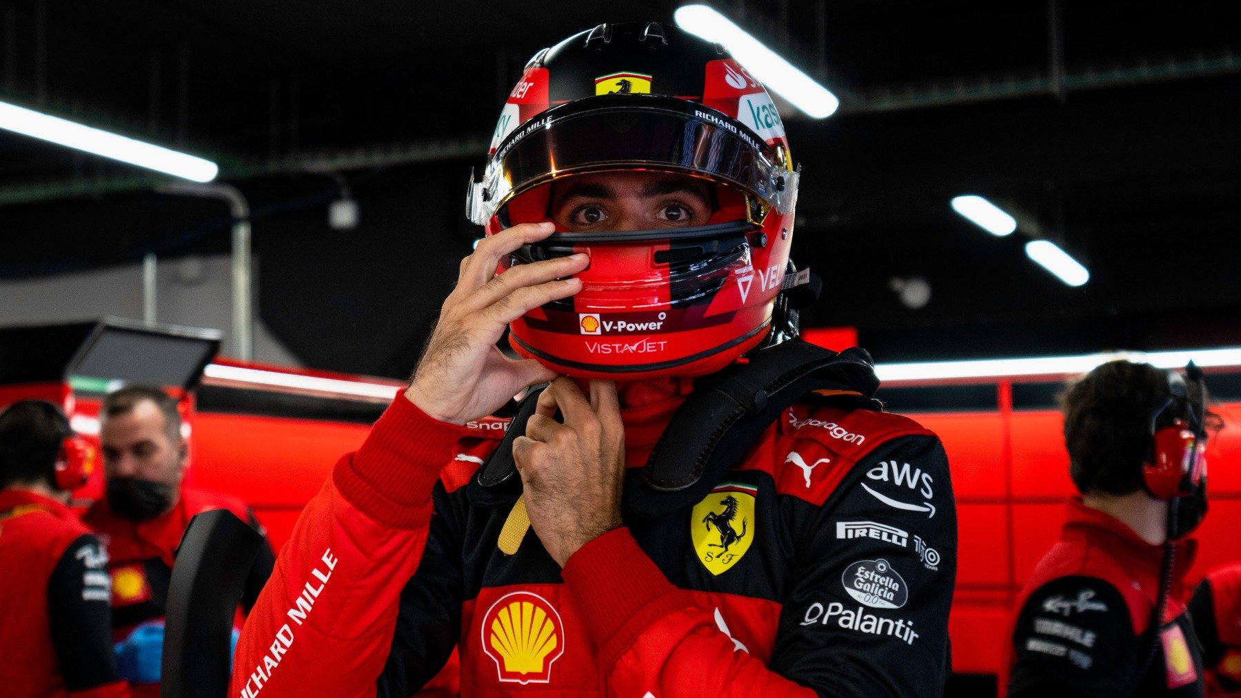 Carlos Sainz en el box de su equipo. (Ferrari)