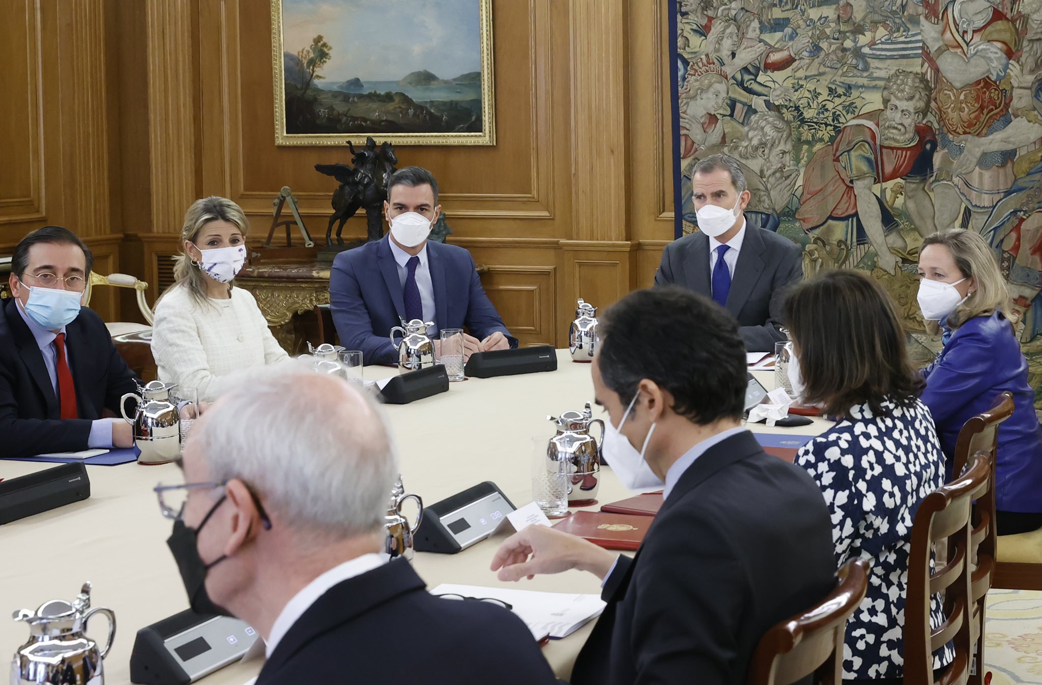 Pedro Sánchez, minutos antes de su comparecencia, en la reunión del Consejo de Seguridad Nacional que ha presidido Felipe Vl.