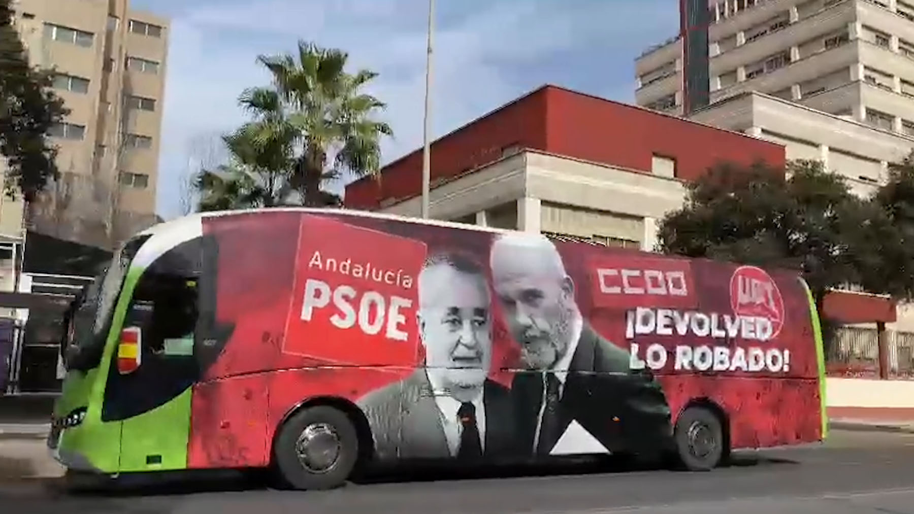 Vox saca a la calle un autobús contra la corrupción socialista en Andalucía: «Devolved lo robado».