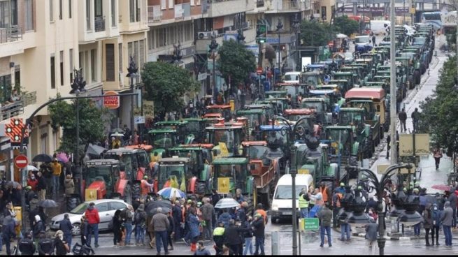 porque protestan los agricultores, reivindicaciones agricultores,Protestas de agricultores, sánchez, cuaderno digital, en Francia la semana pasada.