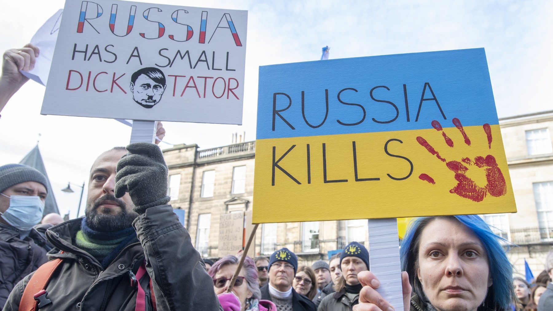 Pancartas contra la invasión rusa de Ucrania frente al Consulado de Rusia en Edimburgo, Escocia (LESLEY MARTIN / PA WIRE).