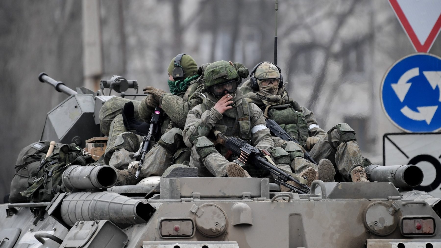Militares rusos montan un vehículo blindado en Armyansk, en el norte de Crimea (KONSTANTIN MIHALCHEVSKI / SPUTNIK).