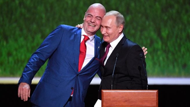 La FIFA expulsa a Rusia del Mundial Infantino-putin-655x368
