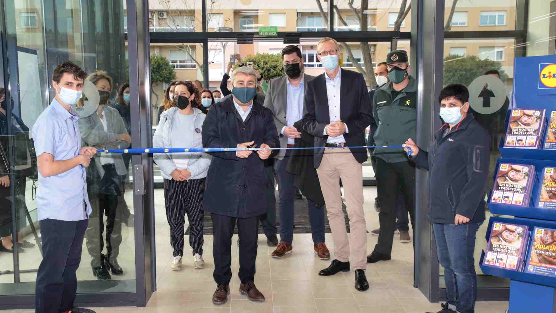 Virgilio Moreno y Achim Becker, en su visita al nuevo supermercado en Inca. LIDL