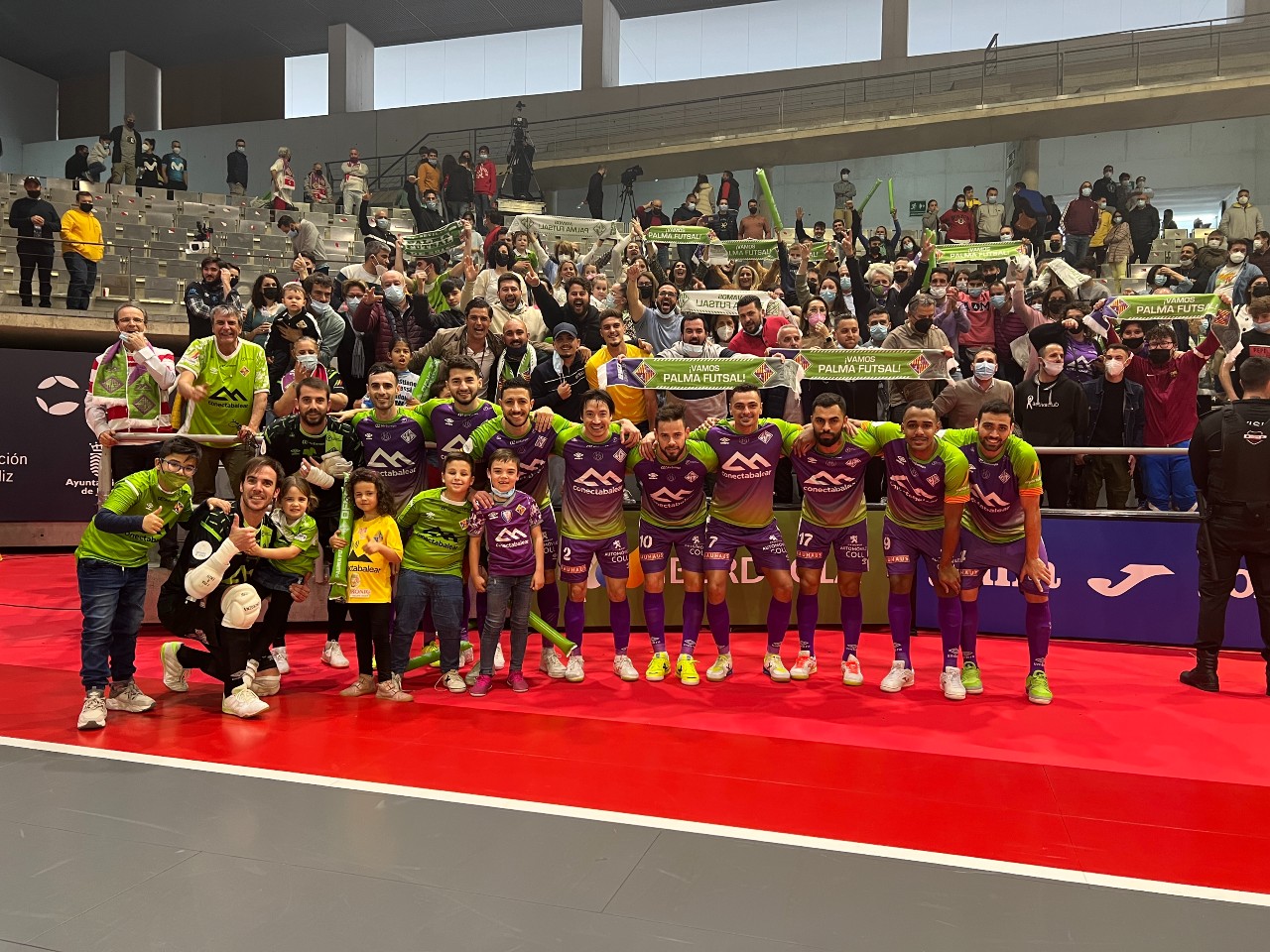 Los jugadores del Palma Futsal celebran la victoria junto a la afición