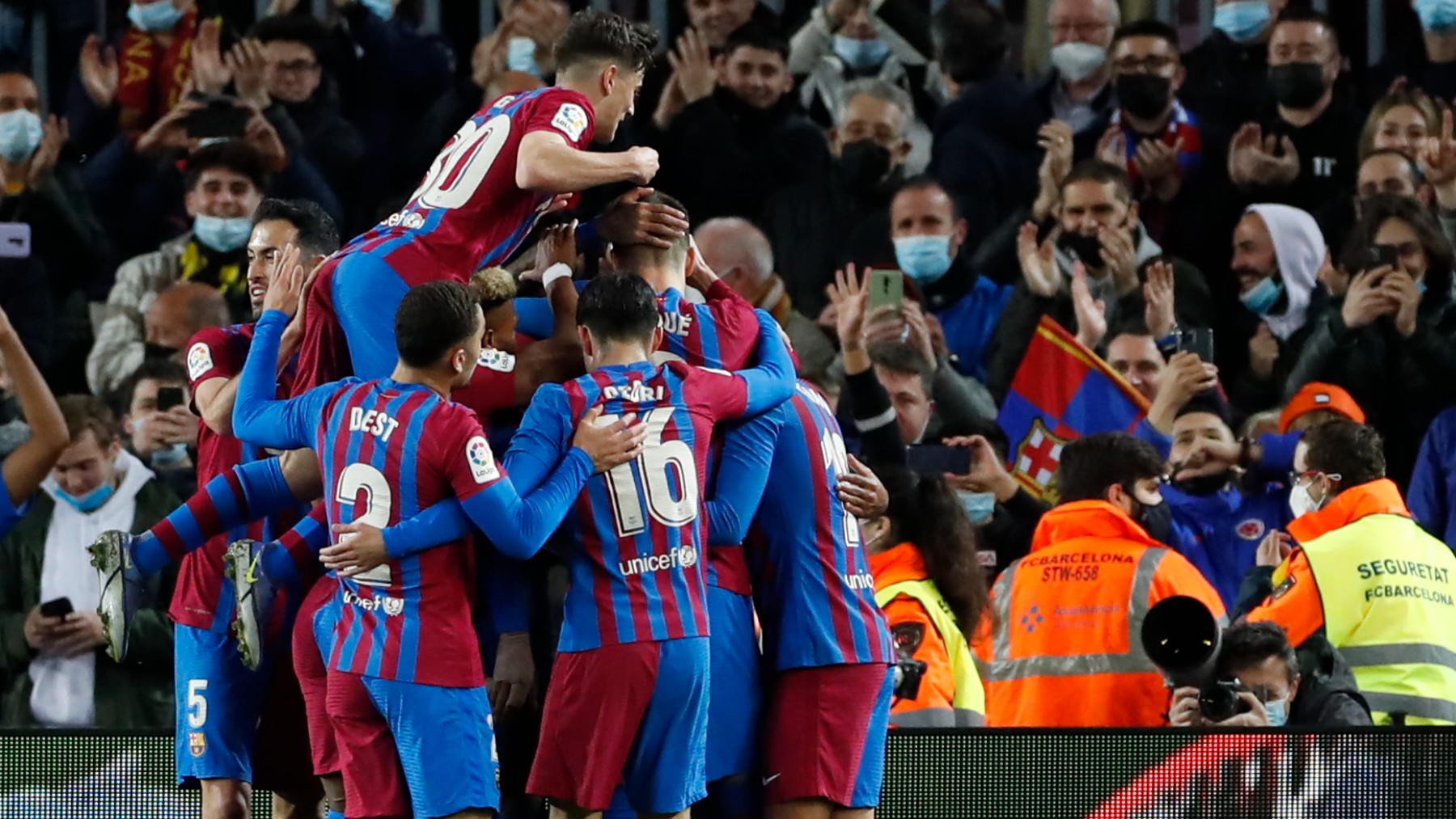 Los jugadores del Barcelona celebran un gol. (EFE)