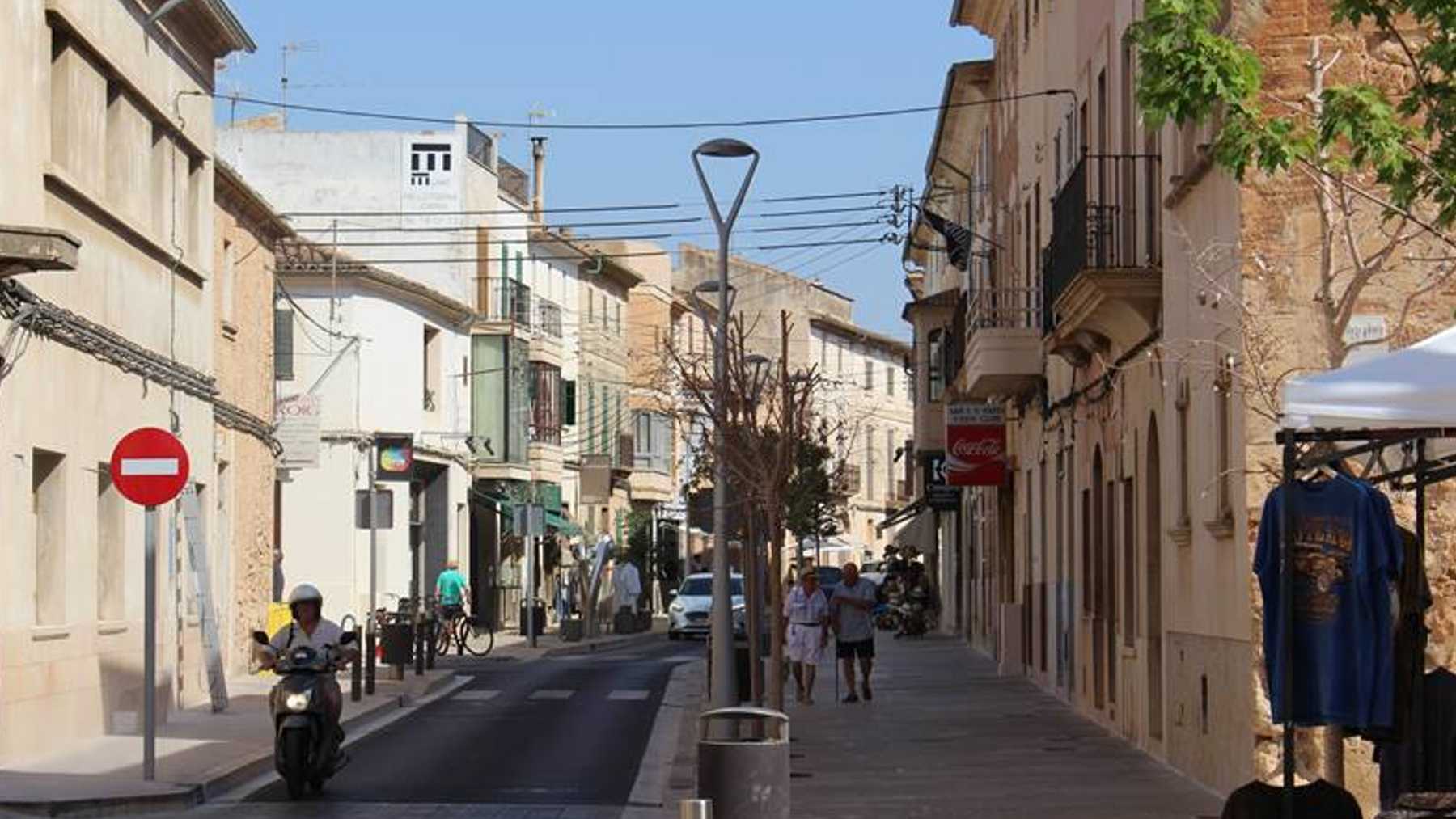 Una calle del centro urbano de Campos.