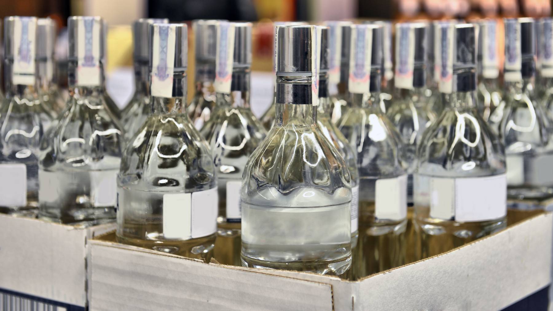 Caja de botellas de vodka ruso.
