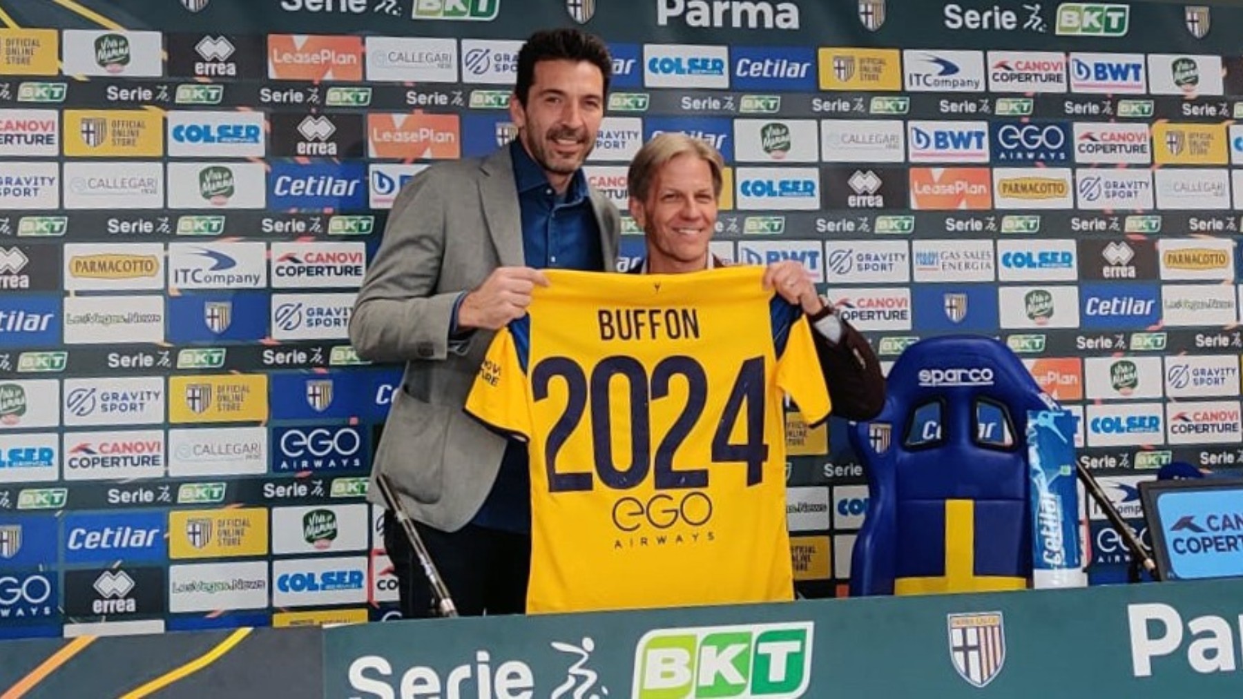 Buffon posa junto al presidente del Parma tras renovar dos temporadas. (Foto: Parma Calcio)