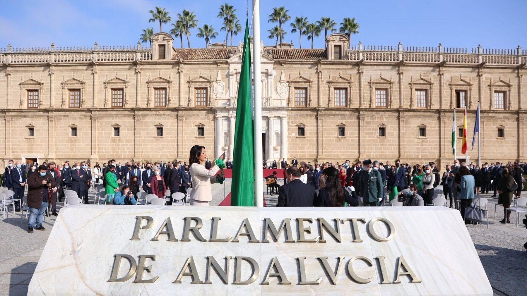 La presidenta del Parlamento de Andalucía, Marta Bosquet, izando la bandera de la comunidad (JOAQUÍN CORCHERO / EUROPA PRESS).