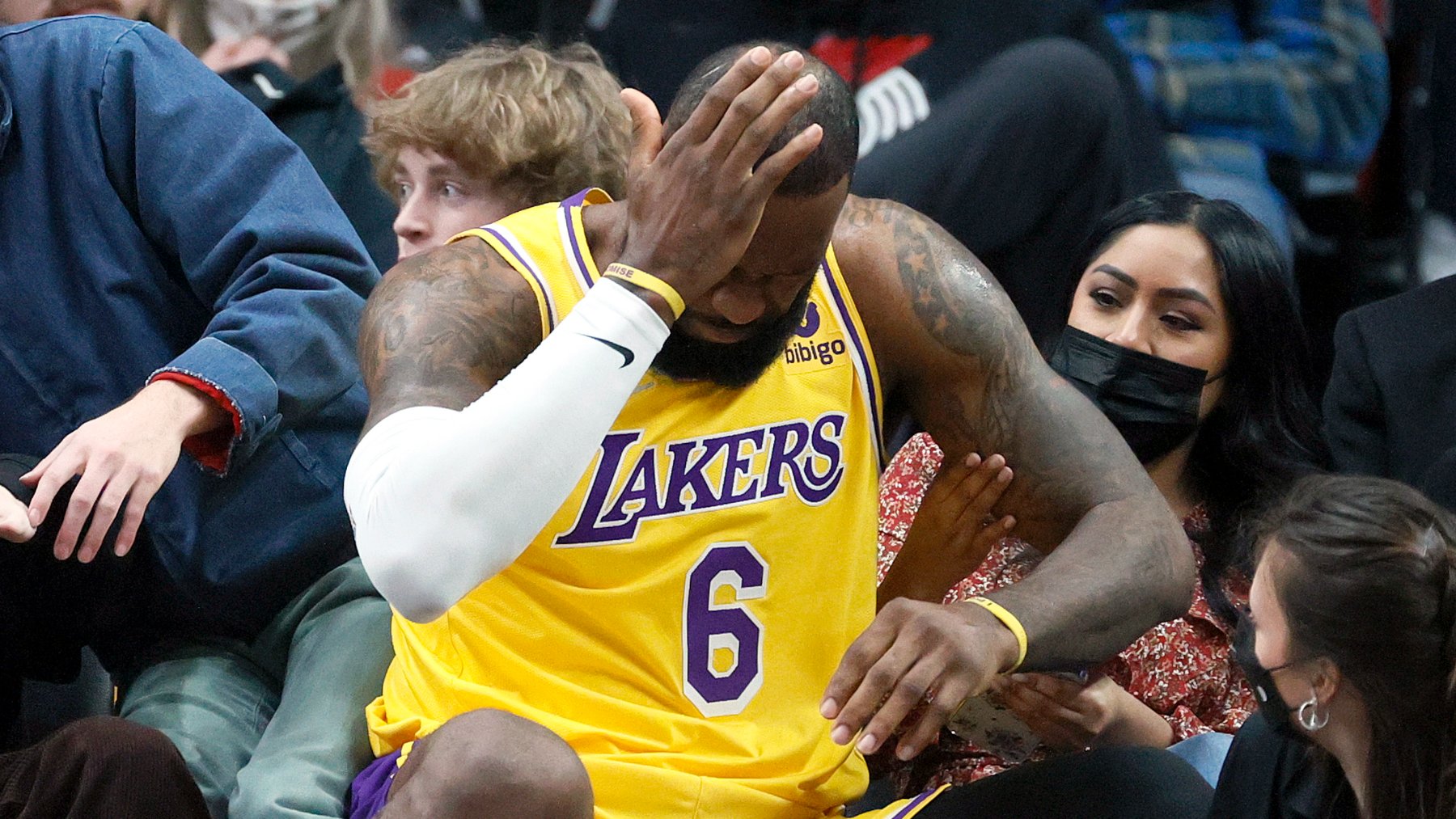 LeBron James se lamenta con los Lakers. (Getty)