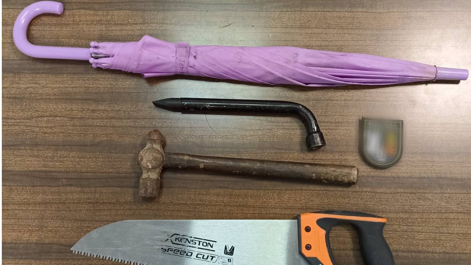 Los objetos que utilizaron las tres personas detenidas por una pelea.