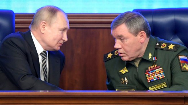 El presidente de Rusia, Vladimir Putin, con el primer viceministro de Defensa, Valery Gerasimov.