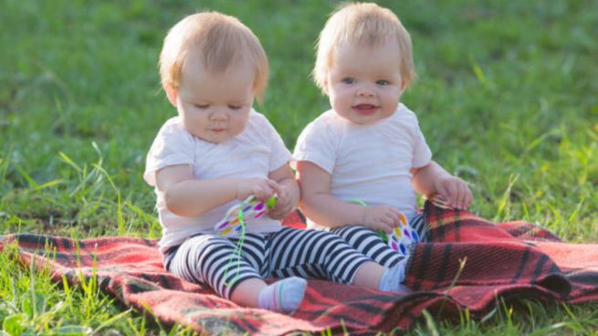 mundo soldadura Humedad Vestir a gemelos: ¿elegir la misma o diferente ropa?