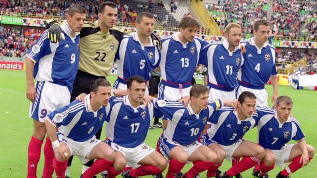 La selección de Yugoslavia, durante un partido de la Eurocopa 2000. (Getty)