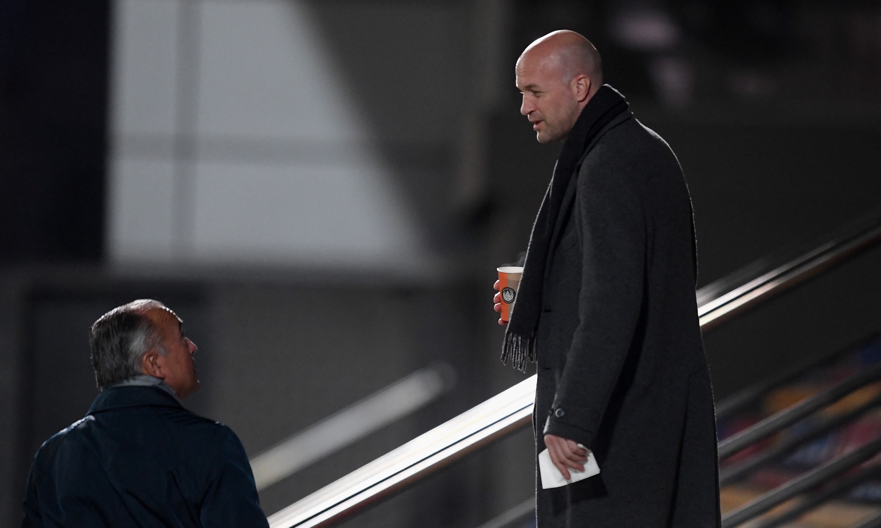 Jordi Cruyff conversa con Rafa Yuste. (AFP)